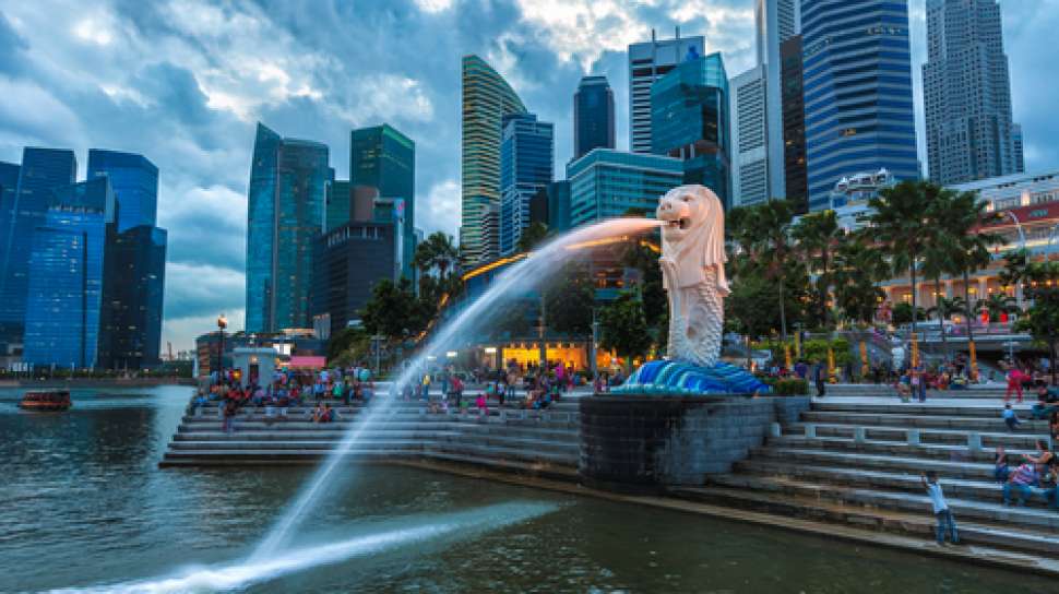 jelaskan mengapa negara singapura lebih berfokus pada perdagangan dan industri