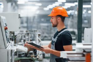 Operator Produksi Adalah Profesi Penting di Dunia Industri